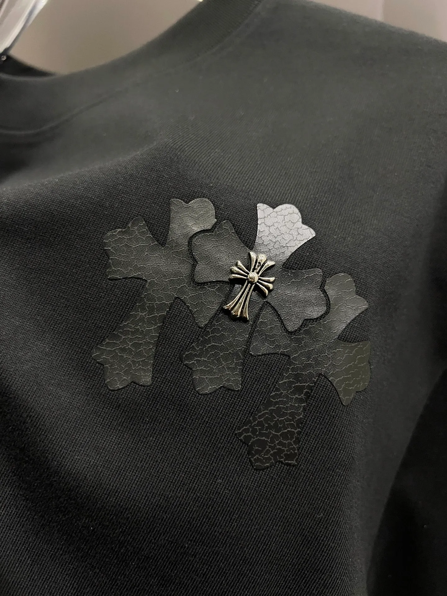 🅿️190 CH Crow 2025 Autumn and Winter New Short-sleeved T-shirt Cross leather craft Customized hardware metal + Middle Eastern Australian diamond design craft The real thing is great🔥Same style for men and women, loose version Size S M L XL XXL Five sizes black white